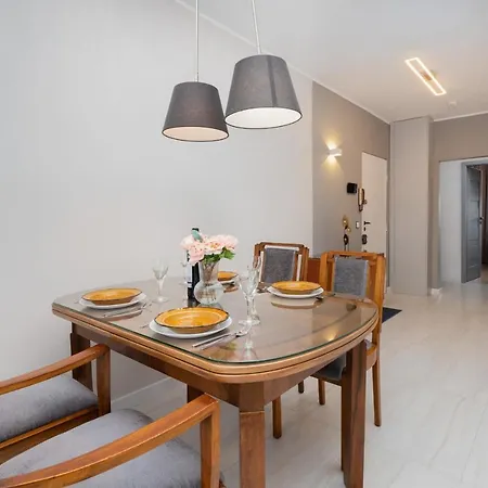 With Balcony Near The In By Renters Apartament *
