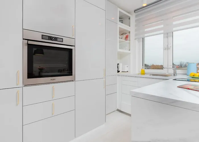 With Balcony Near The In By Renters Lägenhet